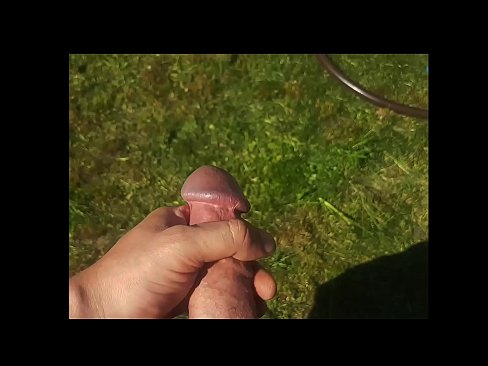 ❤️ Žhavá kočička si nechá ošukat růžovou kundičku a udělá se squirtem v letní zahradě. ❤ Anal video u nás ❌️❤