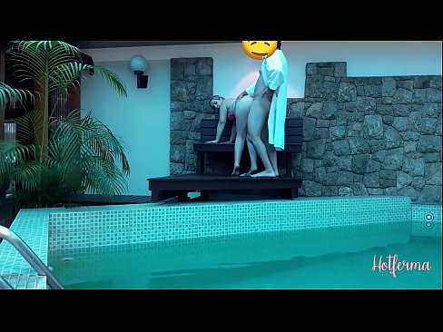 ❤️ Šéf pozve služebnou k bazénu, ale neodolala žhavému ❤ Anal video u nás ❌️❤