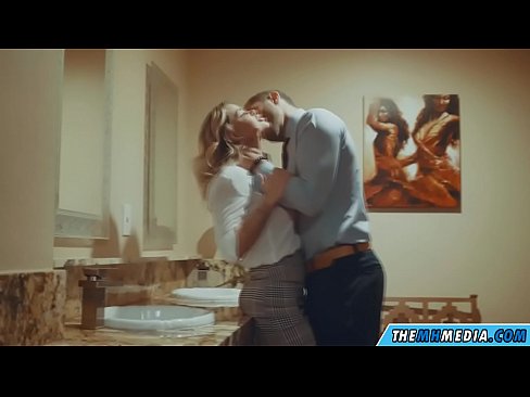 ❤️ Když vás na veřejných záchodcích svádí prsatá blondýna. ❤ Anal video u nás ❌️❤